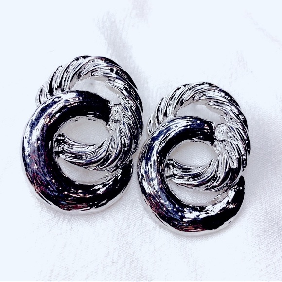 ❤️Seller’s Pick❤️ ❣️$25/3❣️ Exaggerate Sliver Plated Stud Earrings - Picture 3 of 9